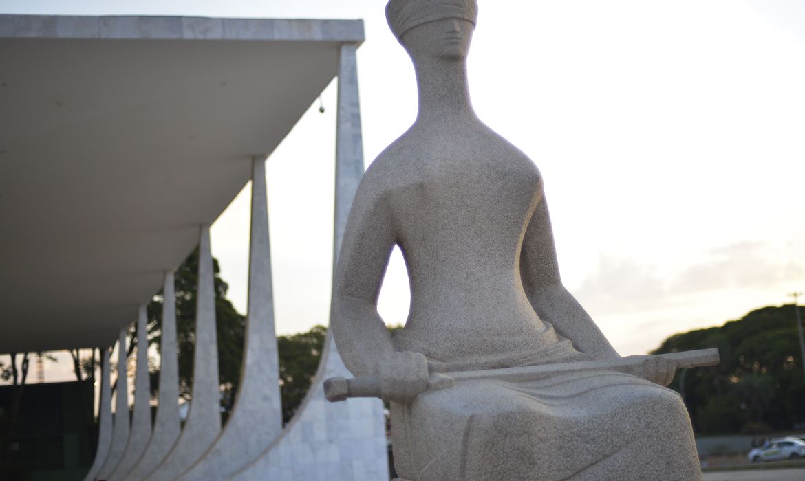 Fachada do Supremo Tribunal Federal (STF) com estátua A Justiça, de Alfredo Ceschiatti, em primeiro plano.