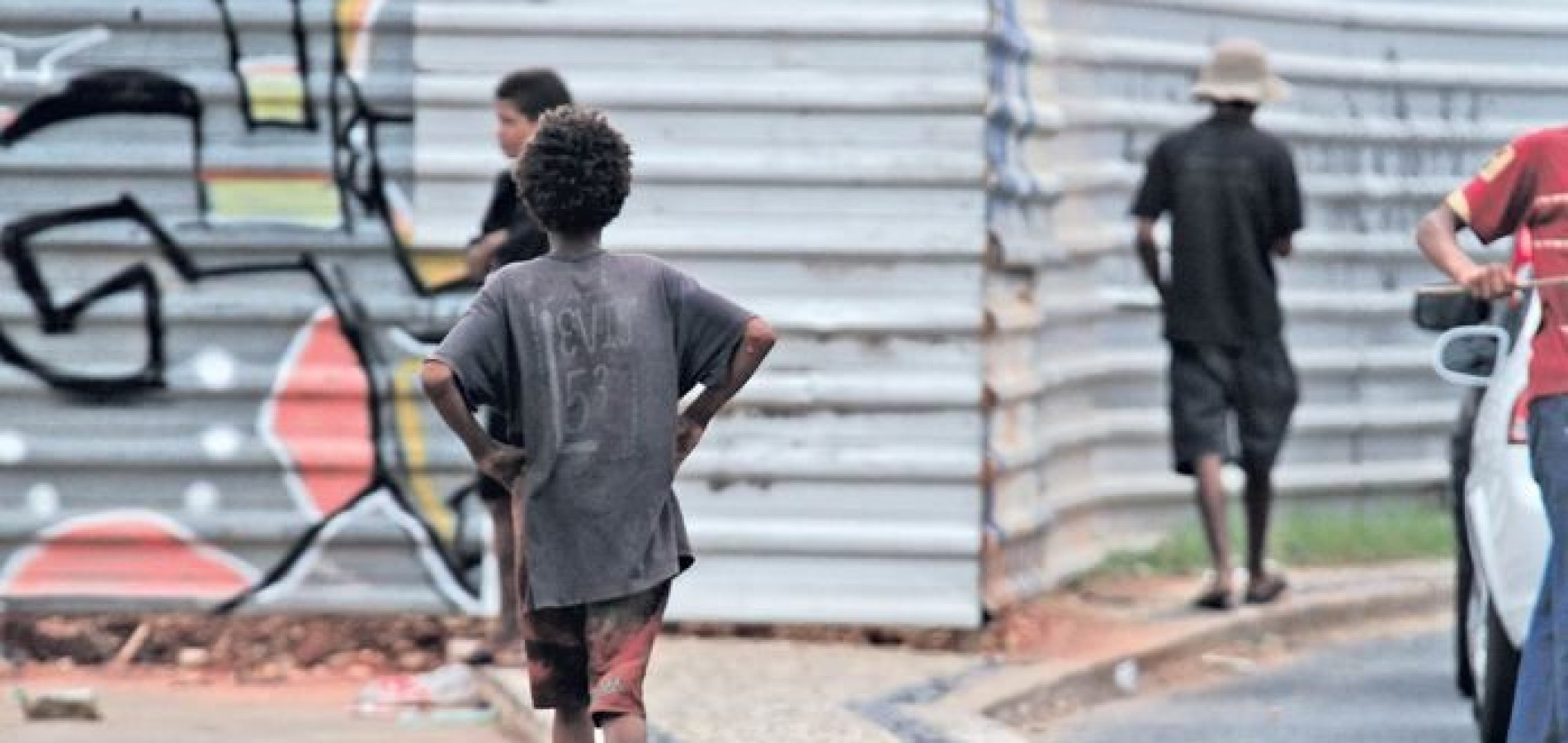 menino na rua 1900x900 c